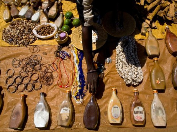 Mercaderes comercian con “medicinas” elaboradas a partir de personas albinas en el Mercado de Mgusu. 